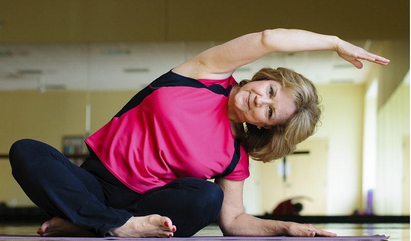 Приятен начин за лечение на болки в ставите при менопауза са йога упражненията