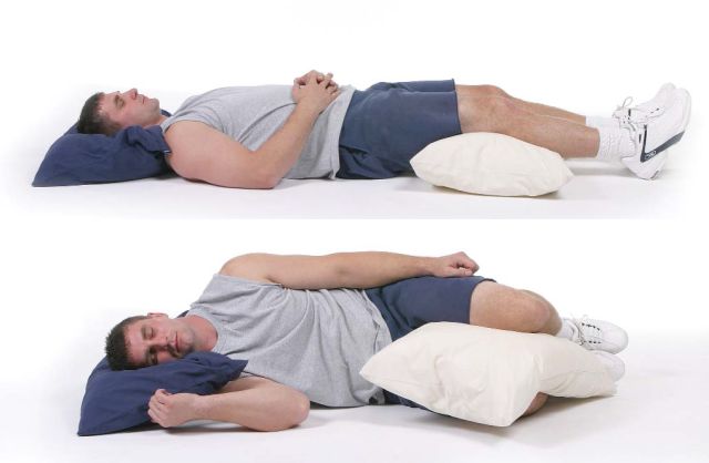 При болки в коленете, легнете настрани и между коленете си поставете възглавница.