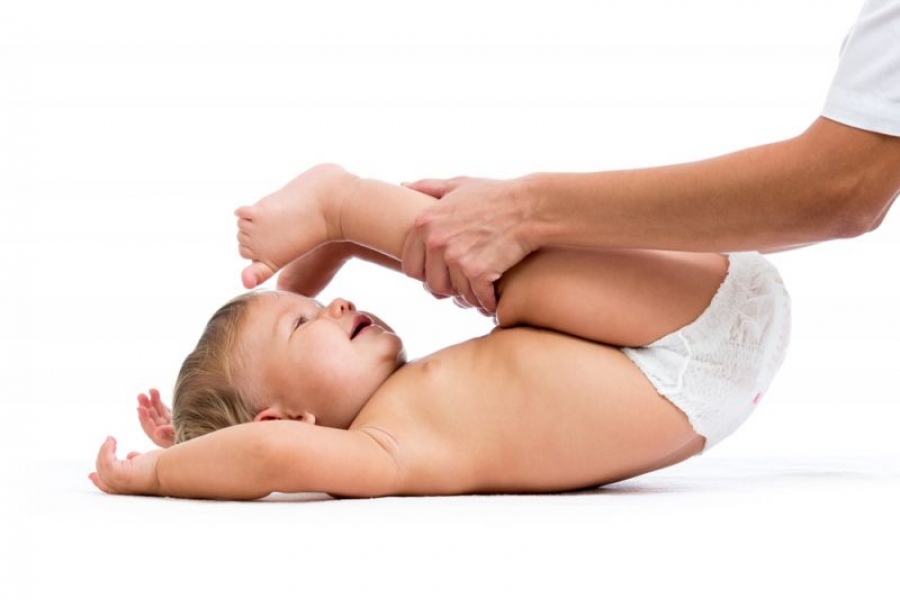 Упражнения при дисплазия на тазобедрена става - сложете бебето по гръб, свийте и двете му крачета в коленете и тазобедрените му стави, свивайте и разгъвайте крачетата заедно, а след това едно след друго.