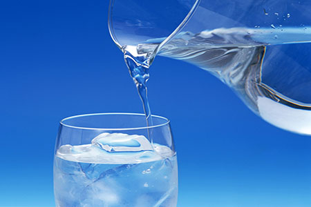 Достатъчната употреба на вода не само поддържа цялостно организма в добро здраве, но подпомага за предотвратяване на болки и болести на ставите
