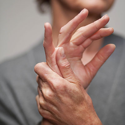 Симптоми при болести на ставите на пръстите са болка, подпухване на пръстите, намалена чувствителност, ревматоидни възелчета