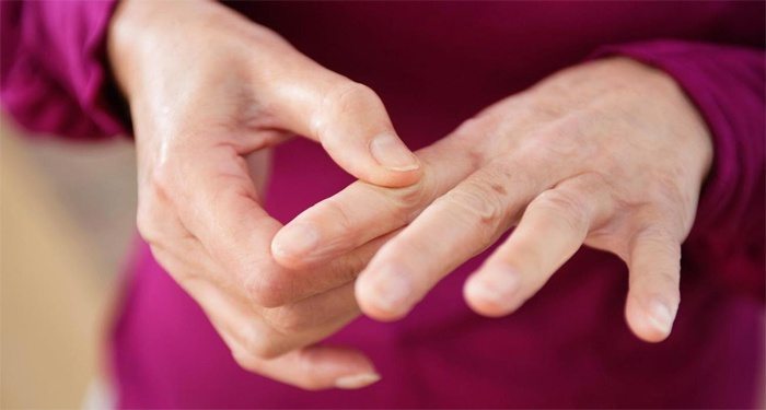 За болките в ставите на пръстите на ръцете може да са виновни преохлаждането, тежкият физически труд, стресът, възрастта