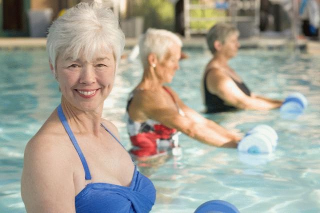 Лечебното плуване намалява възпалението при артрит и премахва сковаността
