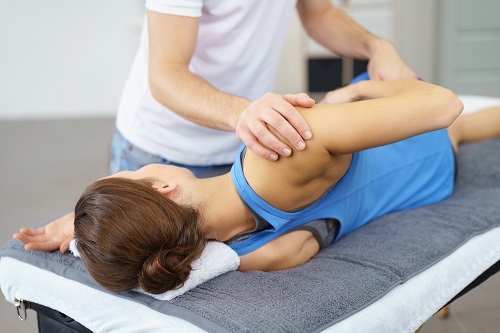 Физиотерапия на раменна става при разместване много подходящ метод за лечение на разместено рамо
