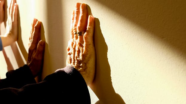 Ревматоиден артрит е автоимунно заболяване, което уврежда ставите на ръцете и краката