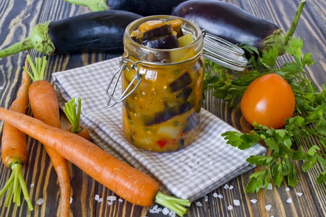 Полезна рецепта със син домат и пасиран морков помага срещу болки и проблеми със ставите