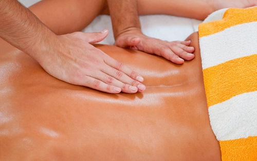 За лечение на сколиоза в домашни условия са подходящи масажите, лечебната гимнастика, физиопроцедурите, спортуването и носенето на ортопедичен корсет