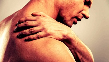 Пасивният начин на живот, артрит, травма на рамото, изкривяване на гръбнака са някои от причините за болка в раменната става