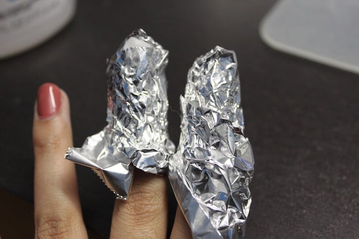 За намаляване на болките в ставите на пръстите на ръцете е подходяща употребата на алуминиево фолио за печене