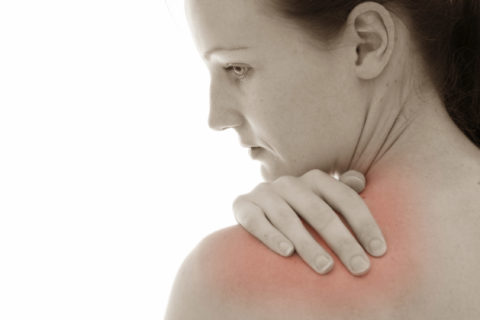 Симптомите на артроза на рамото са болки, щракане на ставата, ограничено движение, висока локална температура, оток