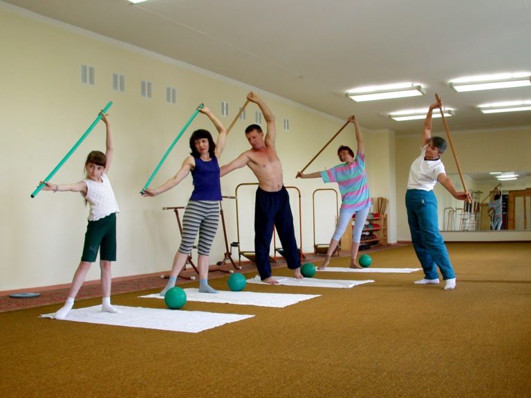 За подобряване състоянието при артроза на раменна става се прави лечебна гимнастика с упражнения за рамене