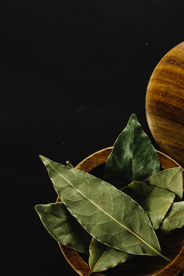 Дафинов лист съдържа полезни етерични масла, минерали, витамини, дъбилни вещества и органични киселини