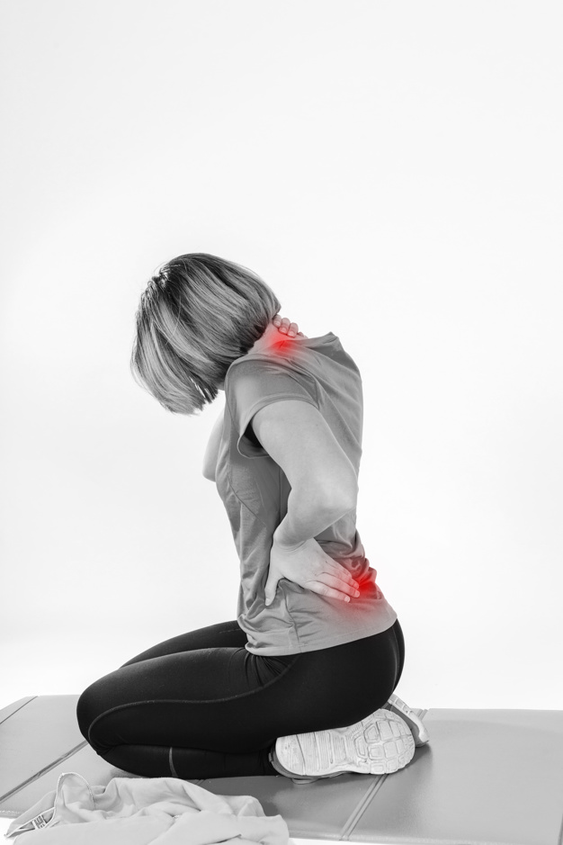Симптоми при разкъсвания в областта на гърба са болките в кръста, трудно движение, болка в краката.